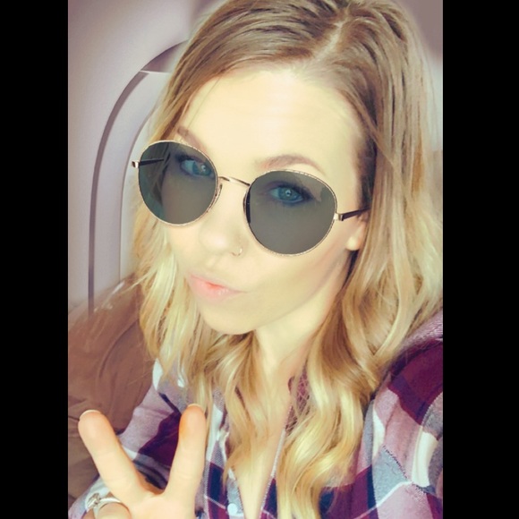 Meet your Posher, Chelsey - Picture 1 of 3